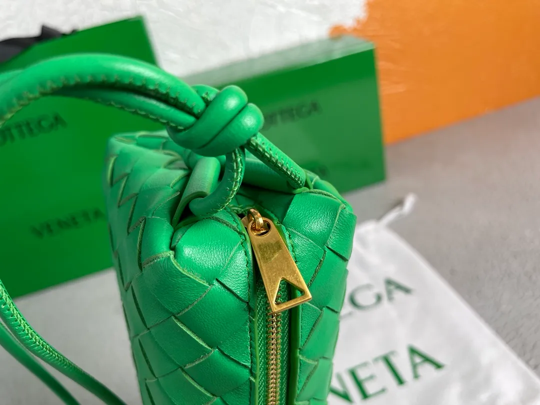 Batch 1120 BOTTEGA VENETA/Bottega 2021 new women's POUCH crossbody bag clutch, lntfecciato woven leather crossbody mini handbag, single internal open pocket, zipper closure, computer embroidered leather shoulder strap can be adjusted in length, model: 30308 Color: parrot green Origin: Italy Size: 17*12*8